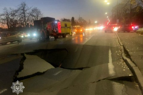 У Києві на лівому березі на автодорозі провалився асфальт