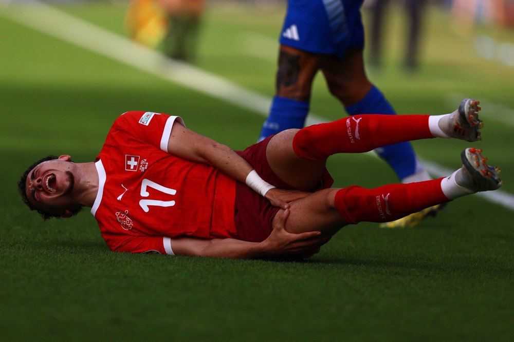 Рубен Варгас зі Швейцарії страждає від болю на газоні під час футбольного матчу 1/8 фіналу Євро-2024 між Швейцарією та Італією в Берліні, Німеччина.