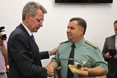 Полторак нагородив посла США Пайєтта "Знаком пошани"