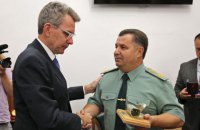 Полторак нагородив посла США Пайєтта "Знаком пошани"