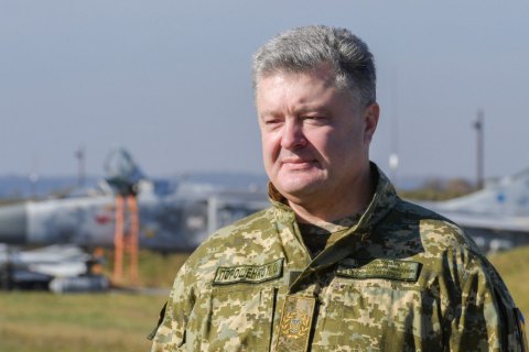 Порошенко подписал закон о военном приветствии "Слава Украине"