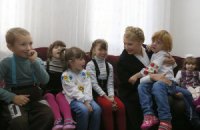 Тимошенко проведала детей-сирот, которых пытались вывезти в Россию