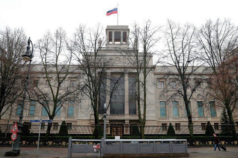 Секретарь посольства России в Берлине погиб, выпав из окна