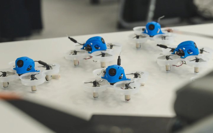 Розвідка: У Росії школярів масово навчають керувати бойовими дронами