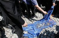 Сербские националисты сожгли флаг НАТО