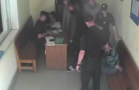 У Вінниці затриманий чоловік розбив головою скло у відділі поліції