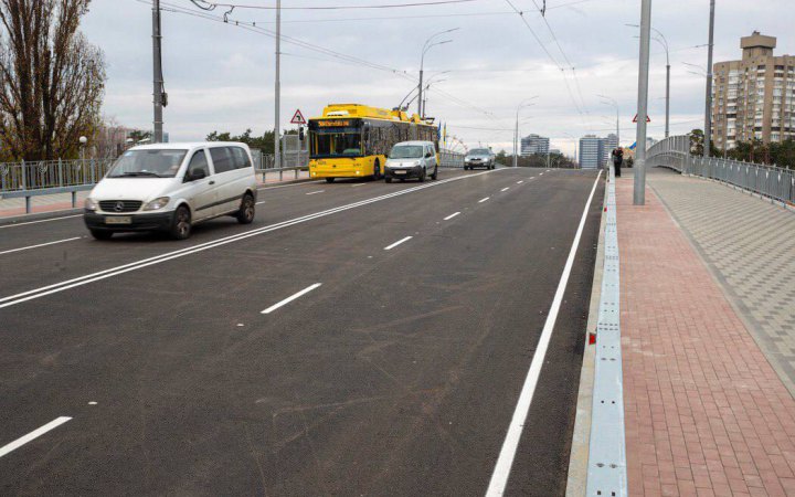У Києві біля метро «Дарниця» відкрили рух транспорту та пішоходів оновленим шляхопроводом