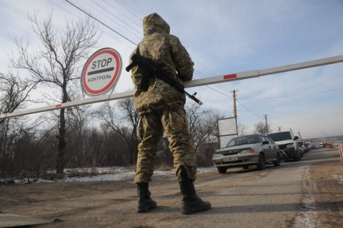 Пограничникам на КПВВ на Донбассе шесть раз предлагали взятки за пропуск
