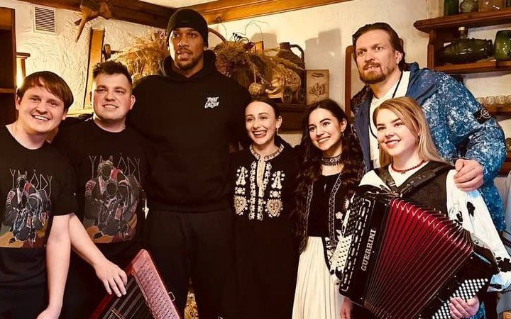 Усик привіз в Україну Ентоні Джошуа