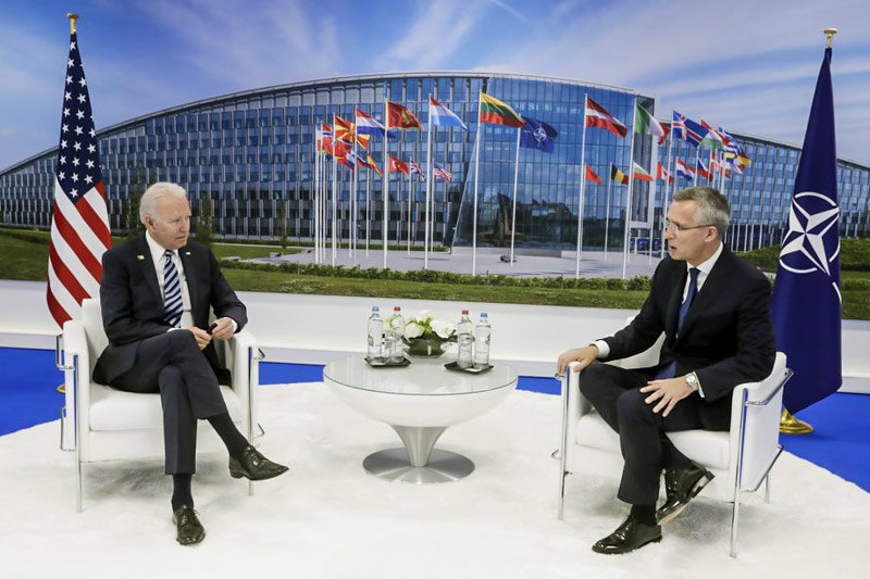 Президент США Джо Байден і генсек НАТО Єнс Столтенберг під час саміту НАТО в Брюсселі.