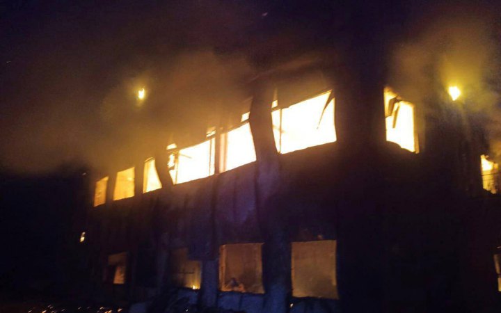 Через російські обстріли в Херсоні загорілося приміщення виробничого комплексу