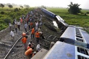 В Индии из-за экстренного торможения сошел с рельсов поезд: 80 погибших, 350 раненых