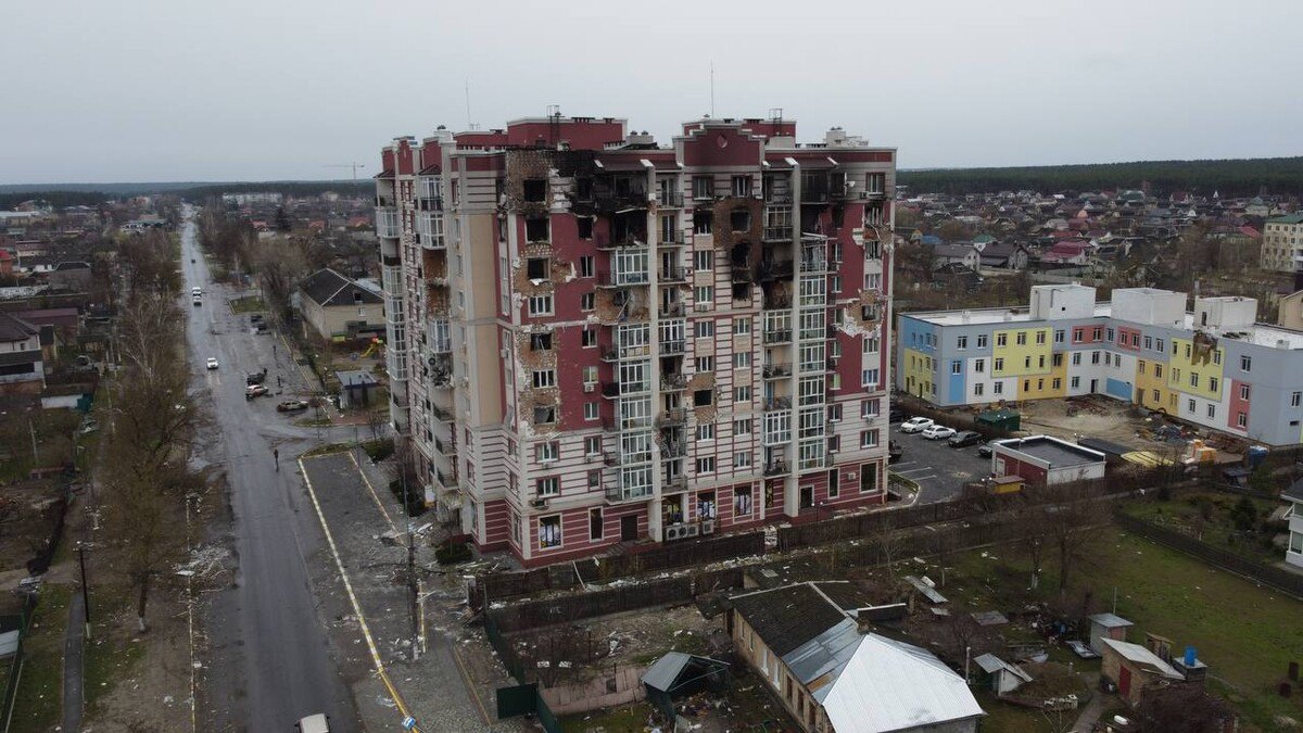 Пошкоджений російськими окупантами будинок у Гостомелі
