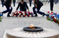 У Парижі розшукують чоловіка, що запалив цигарку від Вічного вогню