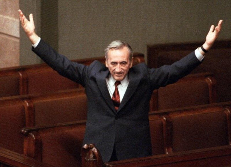 Перший некомуністичний прем’єр Польщі 1989 року Тадеуш Мазовецький вітає депутатів Сейму з урядової ложі,
Варшава, 12 вересня 1989 року