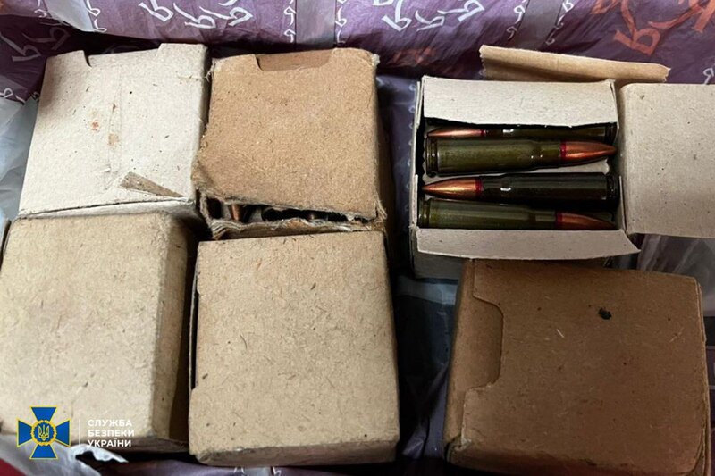 СБУ та Нацполіція викрили ділків на підпільній торгівлі "трофейною" зброєю