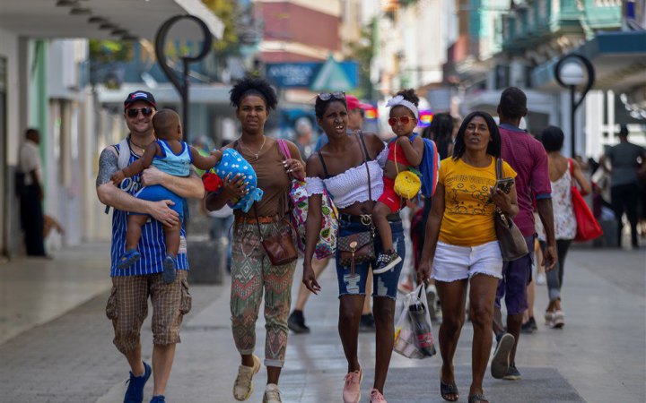 На Кубі сьогодні відбутьcя вибори на тлі найбільшого відтоку населення з часів революції