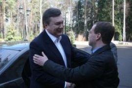 Медведев принял Януковича в резиденции Горки