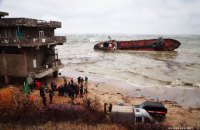 Через аварію танкера в Одесі забруднення води в 53 рази вище норми