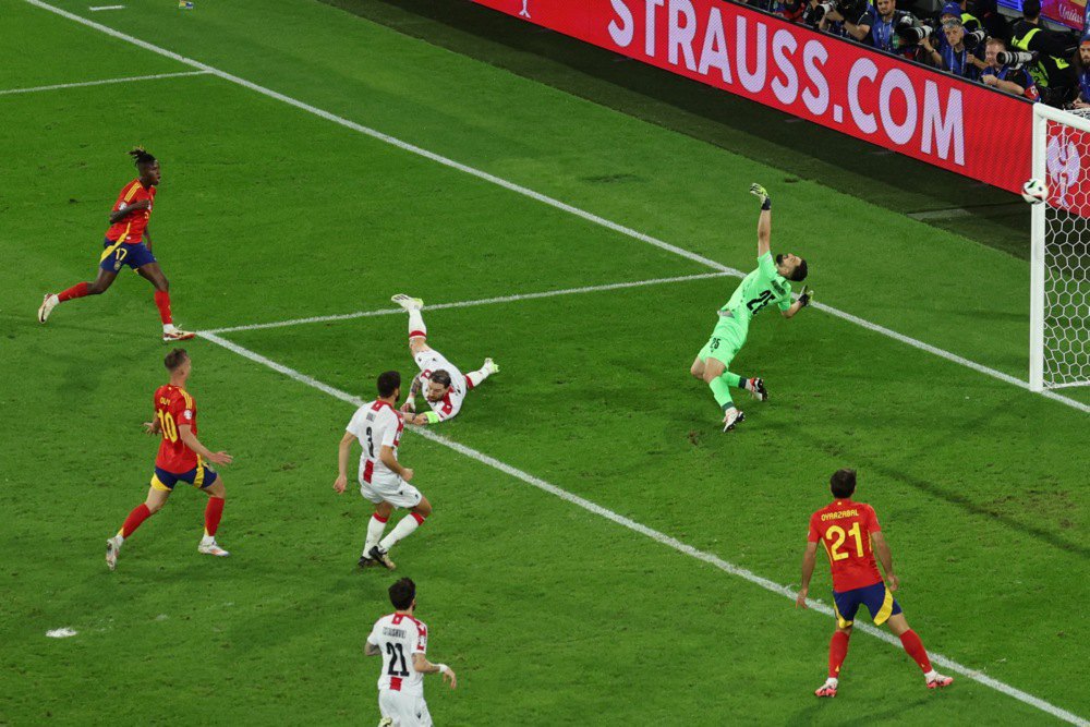 Ніко Вільямс з Іспанії (ліворуч) забиває третій гол під час футбольного матчу 1/8 фіналу Євро-2024 між Іспанією та Грузією в Кельні, Німеччина.