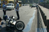 На мосту имени Патона минивен вытолкнул мотоциклиста на "встречку".