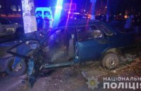 В Одессе ВАЗ влетел в электроопору, двое людей погибли