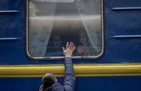Наші за кордоном: як залишатися на звʼязку з українцями, які виїхали 