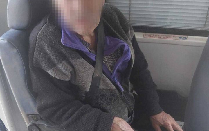 На Херсонщині поліцейські евакуювали маломобільного чоловіка