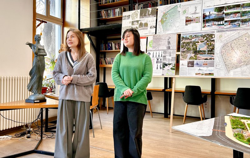 Ольга Квасніцька і Надія Новікова (праворуч)