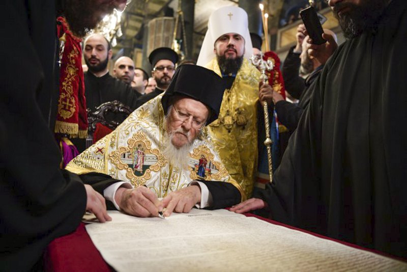 Святіший Вселенський Патріарх Варфоломій I підписує Томос про автокефалію Православної церкви України в Стамбулі, Туреччина, 5
січня 2019 року
