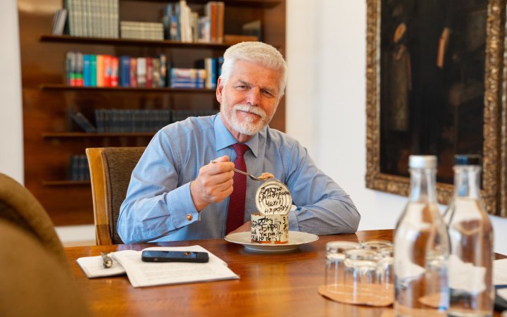 ​Президент Чехії заявив, що голова МЗС його шантажує і присилає повідомлення "посеред ночі" 