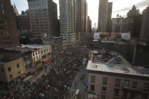 В США десятки тысяч человек протестовали против жестокости полиции 