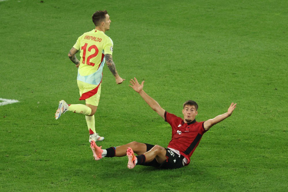 Медон Беріша (на газоні) з Албанії висловлює невдоволення під час футбольного матчу групи B Євро-2024 між Албанією та Іспанією в Дюссельдорфі, Німеччина.