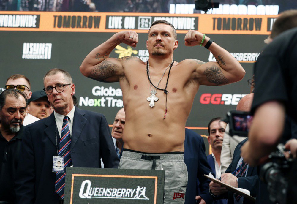 Олександр Усик під час церемонії зважування