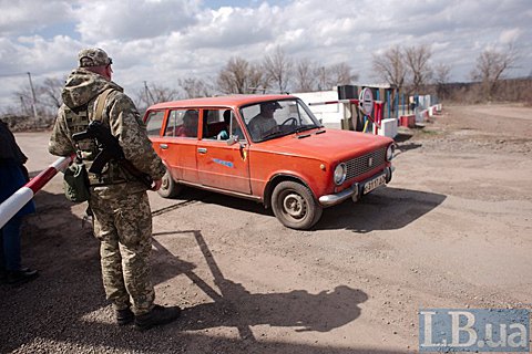 Рух в одному напрямку: як працює КПВВ "Золоте"