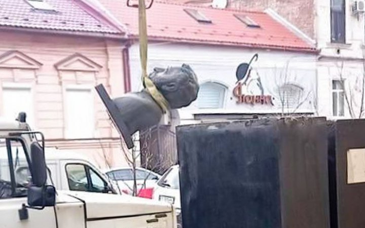 У Мукачеві у межах дерусифікації демонтували погруддя Пушкіна та меморіальну дошку зі школи