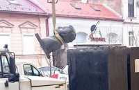 У Мукачеві у межах дерусифікації демонтували погруддя Пушкіна та меморіальну дошку зі школи