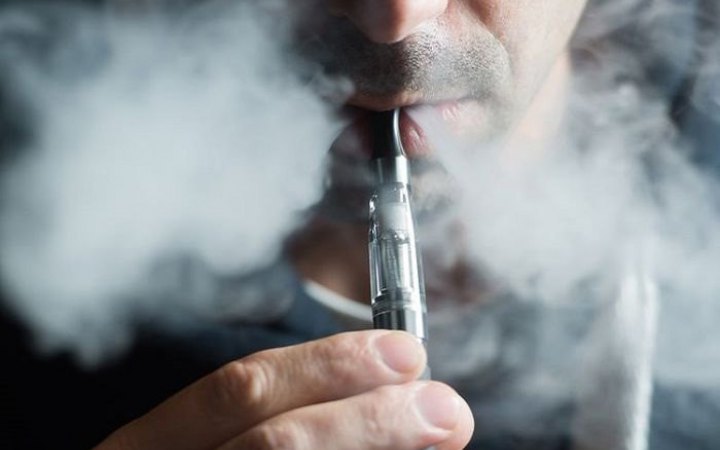 В Україні набула чинності заборона на куріння електронних сигарет у громадських місцях