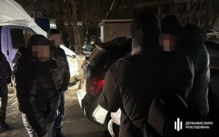 ДБР затримало шахрая, який вимагав у посадовця ТЦК $100 тис. доларів нібито для працівників Бюро