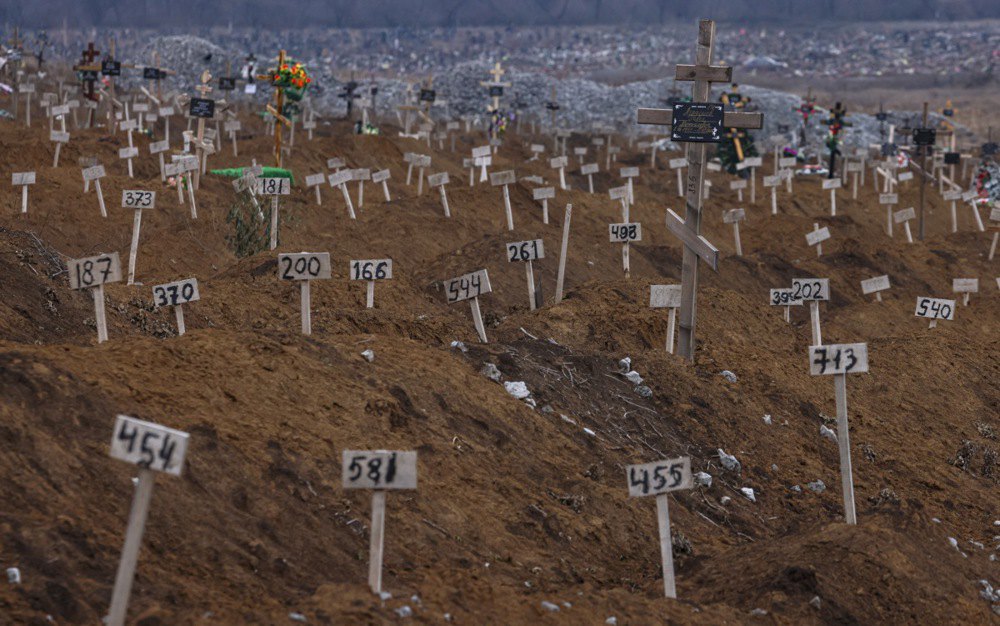 Неідентифіковані загиблі, поховані на кладовищі в Маріуполі, Україна, 10 грудня 2022 