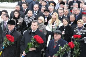 Янукович возложил цветы к памятникам Шевченко и Грушевского