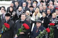 Янукович возложил цветы к памятникам Шевченко и Грушевского