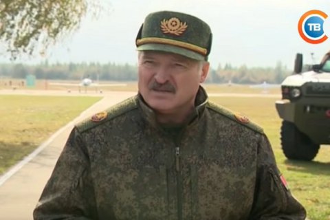 Лукашенко пообіцяв видати кожному білорусу зброю в разі війни