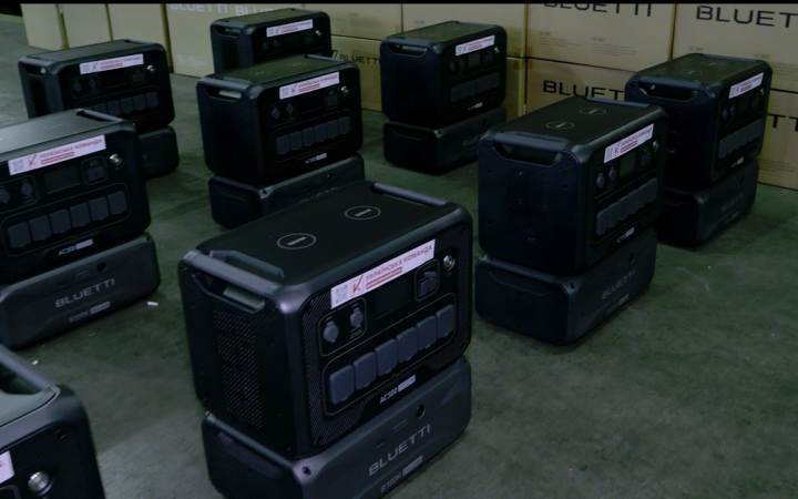 Волонтери передали бійцям 44 бригади ЗСУ велику партію зарядних станцій