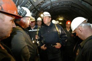 Янукович считает шахтеров образцом для подражания