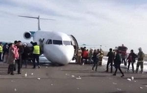 У Казахстані літак аварійно сів без переднього шасі