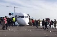 В Казахстане самолет аварийно сел без переднего шасси