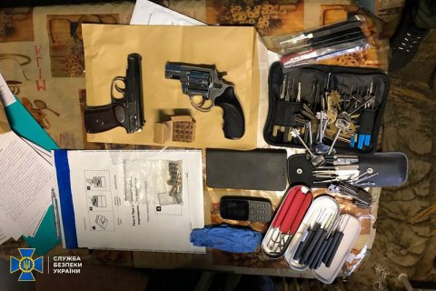 Вблизи границы с РФ и Беларусью нашли тайник с оружием и тепловизорами