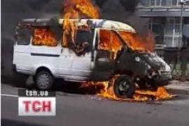 В центре Киева сгорел микроавтобус 