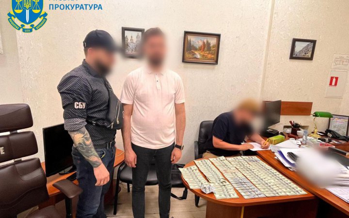 У Києві посадовця Міграційної служби затримали під час “продажу” посвідок на проживання в Україні
